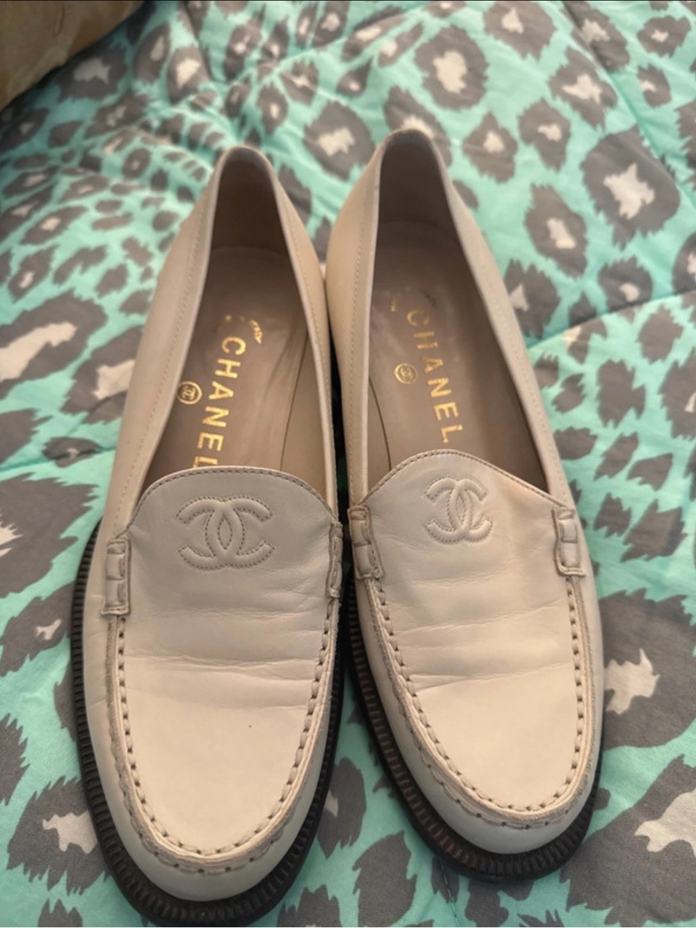 CHANEL Cream Leather CC Logo Loafers